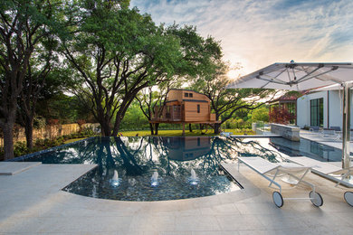 Стильный дизайн: большой бассейн-инфинити на заднем дворе в стиле модернизм - последний тренд