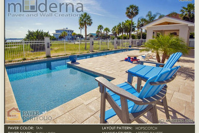 Imagen de casa de la piscina y piscina alargada exótica grande en forma de L en patio lateral con adoquines de hormigón