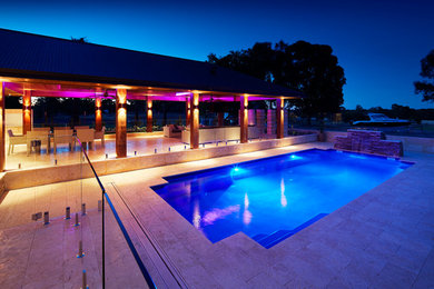 Modelo de piscina con fuente moderna grande rectangular en patio trasero