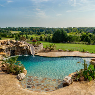 Geräumiger Rustikaler Schwimmteich hinter dem Haus in individueller Form mit Wasserrutsche und Stempelbeton in Atlanta