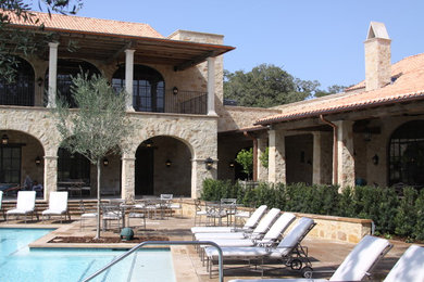 This is an example of a mediterranean swimming pool in Houston.