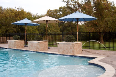 Inspiration pour une piscine naturelle design de taille moyenne et sur mesure avec un point d'eau, une cour et du béton estampé.