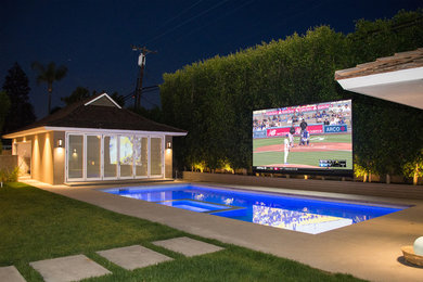Großer Moderner Pool hinter dem Haus in rechteckiger Form mit Stempelbeton in Los Angeles