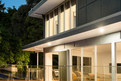 Oberirdischer, Mittelgroßer Moderner Pool neben dem Haus in rechteckiger Form mit Dielen in Brisbane