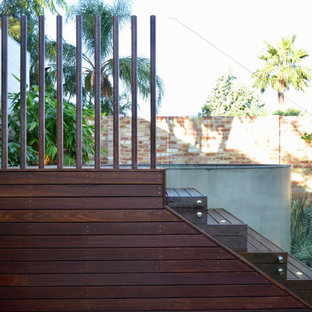 Foto di una piccola piscina fuori terra moderna rotonda dietro casa con paesaggistica bordo piscina e pedane