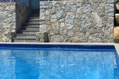 Источник вдохновения для домашнего уюта: бассейн среднего размера в современном стиле с покрытием из каменной брусчатки