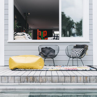 Immagine di una piscina design rettangolare dietro casa con pedane