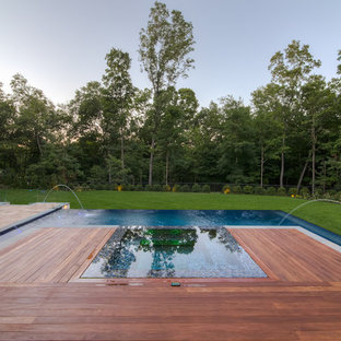 Diseño de piscinas y jacuzzis infinitos, grandes, rectangulares, en patio trasero, con adoquines de piedra natural
