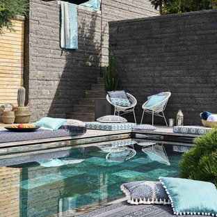 Kleiner Mediterraner Pool hinter dem Haus in rechteckiger Form in Sonstige