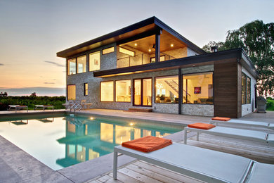 Exemple d'une piscine tendance avec une terrasse en bois.