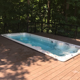 Idee per una piscina classica con una vasca idromassaggio e pedane