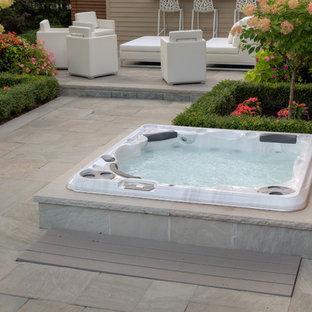 Imagen de piscinas y jacuzzis modernos, en patio trasero, con suelo de baldosas