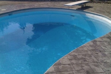 Example of a backyard stone and round pool design in Philadelphia