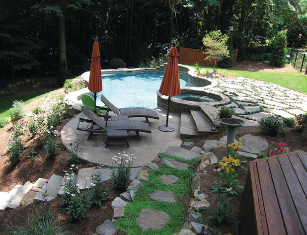 Classique Piscine by The Whole Blooming Landscape, Inc.