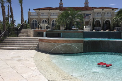 Modelo de piscinas y jacuzzis exóticos grandes a medida en patio trasero con adoquines de hormigón