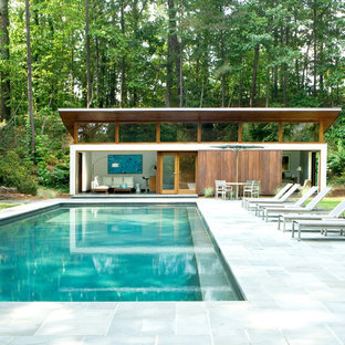 Großer Moderner Schwimmteich hinter dem Haus in rechteckiger Form mit Poolhaus und Natursteinplatten in Atlanta