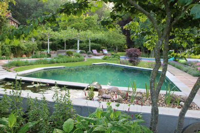 Großer Moderner Infinity-Pool neben dem Haus in individueller Form mit Natursteinplatten in Hamburg