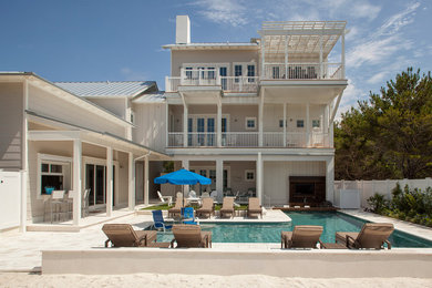 Стильный дизайн: большой угловой, спортивный бассейн на заднем дворе в морском стиле с покрытием из плитки и домиком у бассейна - последний тренд