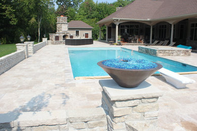 Bild på en mellanstor vintage rektangulär pool på baksidan av huset, med spabad och naturstensplattor