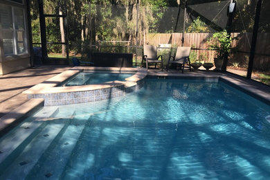 Diseño de piscinas y jacuzzis clásicos de tamaño medio rectangulares en patio trasero con adoquines de ladrillo