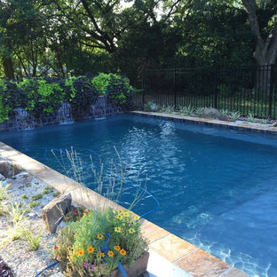 Esempio di una piccola piscina naturale minimal rettangolare dietro casa con fontane e pedane