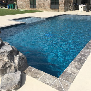 Idee per una grande piscina naturale contemporanea rettangolare dietro casa con fontane e pedane