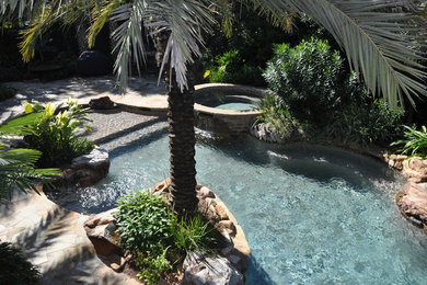 Свежая идея для дизайна: естественный бассейн среднего размера, произвольной формы на заднем дворе в морском стиле с покрытием из каменной брусчатки - отличное фото интерьера