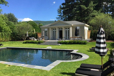 Ispirazione per una grande piscina chic rettangolare dietro casa con una dépendance a bordo piscina