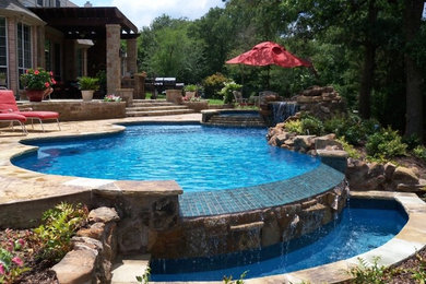 Elegant backyard pool fountain photo in Dallas