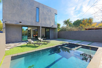 Foto de piscina alargada contemporánea de tamaño medio rectangular en patio trasero con entablado