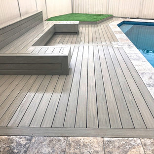 Immagine di una piscina minimalista di medie dimensioni e dietro casa con pedane