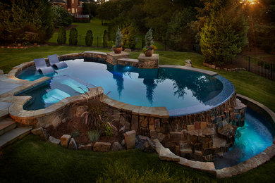 Immagine di una piscina a sfioro infinito bohémian di medie dimensioni con fontane