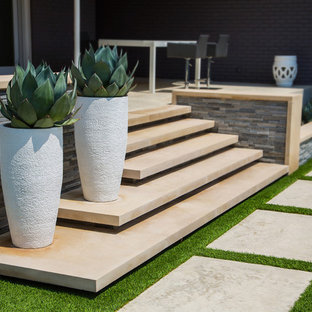 Modelo de piscinas y jacuzzis modernos, de tamaño medio, rectangulares, en patio trasero