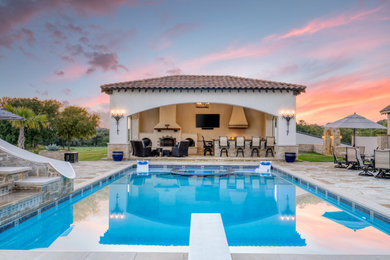 Diseño de casa de la piscina y piscina mediterránea grande rectangular en patio trasero con adoquines de piedra natural