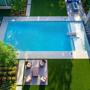 Esempio di una grande piscina minimalista rettangolare dietro casa con pedane