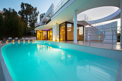 Esempio di una piscina monocorsia design di medie dimensioni e dietro casa con una dépendance a bordo piscina