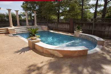 Cette image montre une piscine naturelle et latérale de taille moyenne et sur mesure avec un point d'eau et du béton estampé.