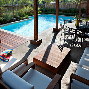 Esempio di una piscina chic personalizzata di medie dimensioni con pedane