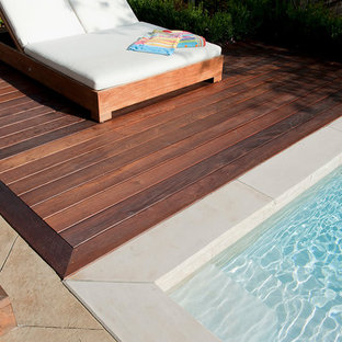 Esempio di una piscina chic personalizzata di medie dimensioni con pedane