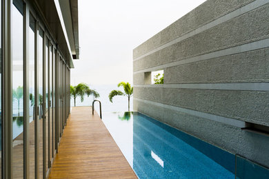 Foto de piscina con fuente infinita contemporánea rectangular en patio con entablado