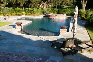 Diseño de piscinas y jacuzzis alargados tradicionales de tamaño medio a medida en patio trasero