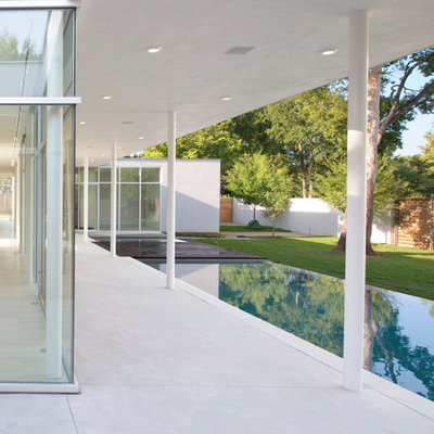Example of a minimalist rectangular pool design in Dallas