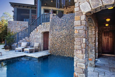 Modelo de piscina elevada de estilo americano grande rectangular en patio trasero