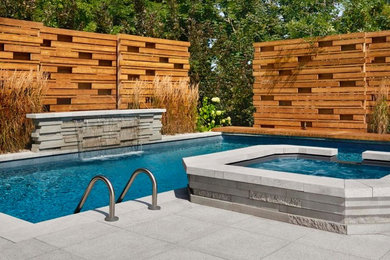 Foto de piscina con fuente natural clásica de tamaño medio en forma de L en patio trasero