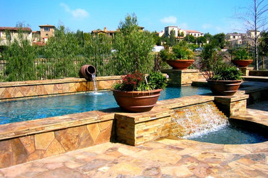 オレンジカウンティにある広い地中海スタイルのおしゃれなプール (噴水、天然石敷き) の写真
