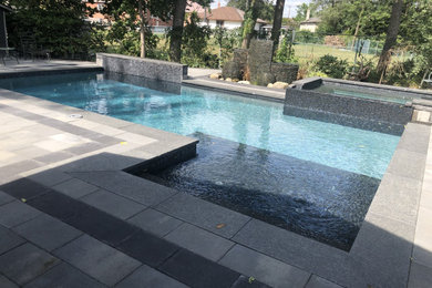Foto de piscinas y jacuzzis alargados actuales de tamaño medio en patio trasero