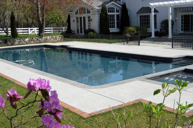 Foto de piscina alargada rectangular en patio trasero con losas de hormigón