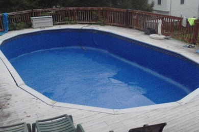 Imagen de piscina elevada clásica de tamaño medio en patio trasero