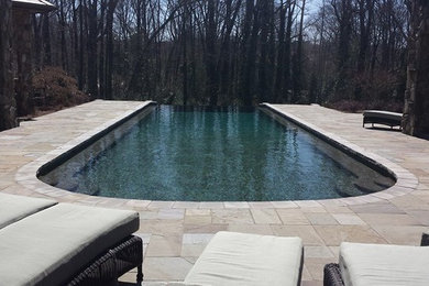 Mittelgroßer Klassischer Infinity-Pool hinter dem Haus in individueller Form mit Natursteinplatten in Atlanta