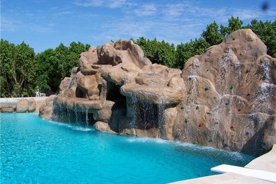 Ispirazione per una grande piscina monocorsia tradizionale personalizzata dietro casa con una vasca idromassaggio